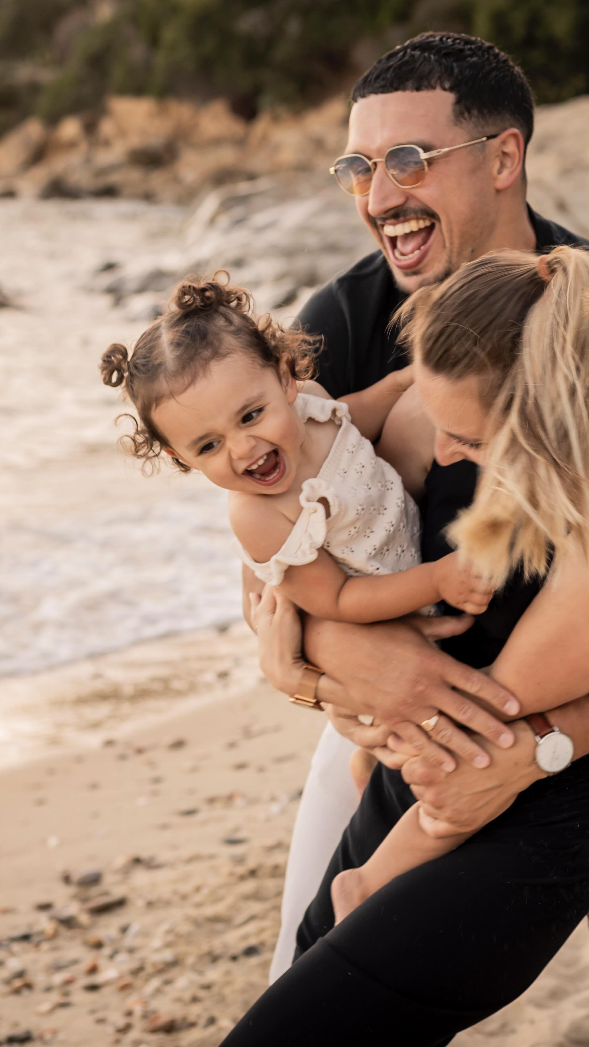 K ~ A ~ D … 🐣🌻🍁
•
Je ne pouvais pas m’empêcher de vous partager ce petit aperçu 🎥 tellement cette famille est trop canon 😍
Direction Le Lavandou pour une séance pleine de câlins, de jeux et de sable partout (oui… même dans mes baskets 😅) 🥹 !!!
•
Cette petite tornade, beaucoup trop choupi de 2 ans nous a tous fait courir (pour le plus grand bonheur de ces parents) & c’est exactement ce que j’adooooore : de véritables moments, des éclats de rire, des regards complices 💛 Du kiff ✨
•
Je suis réellement impatiente de leur montrer le résultat final 📸✨
En attendant, voici les coulisses d’une séance famille comme je les aime : joyeuse, toujours un peu sportive et pleine d’amour ♥️🤍
•
Merci Kiara, Alisson & Dylan 📸 vous êtes PAR-FAITS !! 🫶🏻
•
•
#seancephotofamille #photographeenfamille #photographevar #photographepaca #photographelavandou #photographe83 #souvenirsdefamille #photographelifestyle #portraitfamille #photographeenexterieur #familleseancephoto #instantsprecieux #lavandou #photoshootfamille #vacancesenfamille #activitevacances