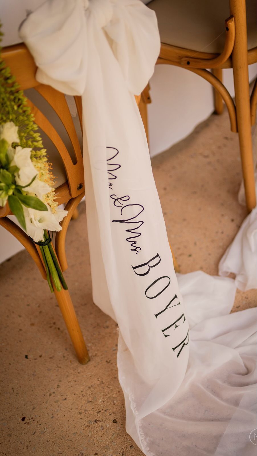 I t ‘ s M a m b o N ° 5 … 📸😎🤍🎶
•
Samedi, j’ai eu la chance d’accompagner @lesjumeaux.mariage en second shooter pour le mariage de Sindy & Stephen 💍✨
•
Et quel mariage de foliiiiie !! Nous étions au @tropicana.events à Roquebrune sur Argens, avec une ambiance de folie, et un couple d’une gentillesse incroyable et … tellement canon 😍🔥
•
Petit détail qui à toute son importance : Stephen est joueur de volley en équipe nationale 🏐🇫🇷
Autant vous dire que j’ai passé la journée entourée de messieurs qui culminent à 2m50… et moi au milieu, avec mon mètre (presque) 60 (allez… 61 avec les baskets 🤣) ... j’ai failli disparaître 🫠 🫥 
•
Bref, une journée exceptionnelle : des sourires amoureux, des regards si complices, des émotions à chaque heure différente, une chaleur écrasante 🥵☀️ et surtout beaucoup beaucoup d’amour 💛
•
Merci @jeoffrey.francois & @flavien_frc pour la confiance 🫶 et merci @sindiyiii & @stephen.boyer_ pour ce moment inoubliable ✨
•
👉 Un petit retour en vidéo sur ce mariage !
•
Les prestataires : 🤍✨🍀
@lespetitsfetardsevents @elodyhairmakeup @elodymuah @dasyncro @ouibymadamecoco @tropicana.events  @tropicana__lodge @weddingevent2024 @lesjumeaux.mariage @jeoffrey.francois @flavien_frc @atelier_traiteur_marseille @epousemoi.wp @sindiyiii @stephen.boyer_ @mamma_mia_events 
•
•
#photographemariage #secondshooter #weddingday #mariagevar #photographetropicana #mariageenprovence #photographepaca #photographevar #photographe83 #domainedereception #lieumariage #mariageinspiration #bridetobe #tropicanaevents #photographetoulon