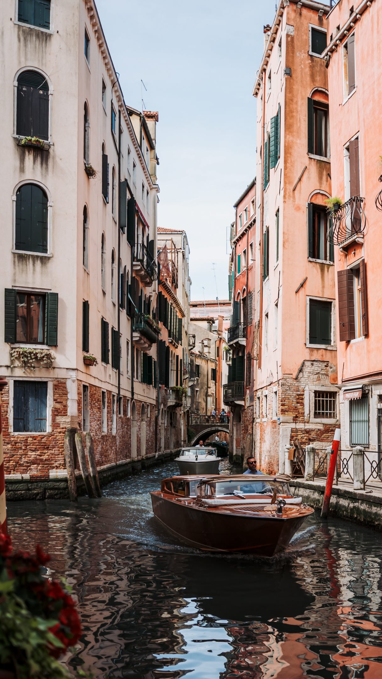 S p r i t z … 🇮🇹🍝🤌🏻
•
Objectif : voir Venise.
Résultat : beaucoup de spritz & encore plus de Venise 🫣
•
Des endroits trèèèès touristiques, des petites ruelles presque désertes, des détours non prévus, des façades qu’on aurait envie de photographier sous tous les angles 📸✨ Le planning de 5 photographes à Venise 🙈
•
Et puis quelques Spritz 🍹… Bon. Peut-être plus que quelques-uns. Mais au prix où on les trouve ici, il aurait été dommage de ne pas profiter des spécialités locales 😏🇮🇹
•
Bref, encore une journée à remplir la valise à souvenirs avec les copains 🤍😉
•
La suite arrive… mais avant ça, un petit Spritz ? 🍹😆
•
@corentin_azamoun @carolepiveteauphotographe @carolepiveteau_aqua @williamlambeletphotography @elielle.fr 
📸 : @corentin_azamoun 
•
•
#venise #visitevenise #venisephoto #venisia #photographefrance