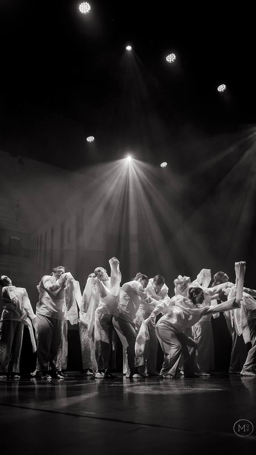 T i m i n g … 🤌🏻
•
🫶🏻 @helena_blly au @festivalduchateau 🪭
•
📸 : au gala de l’école de danse @studio_kdance 
•
•
#festival #concert #helena #photographefrance #photographeprovence
