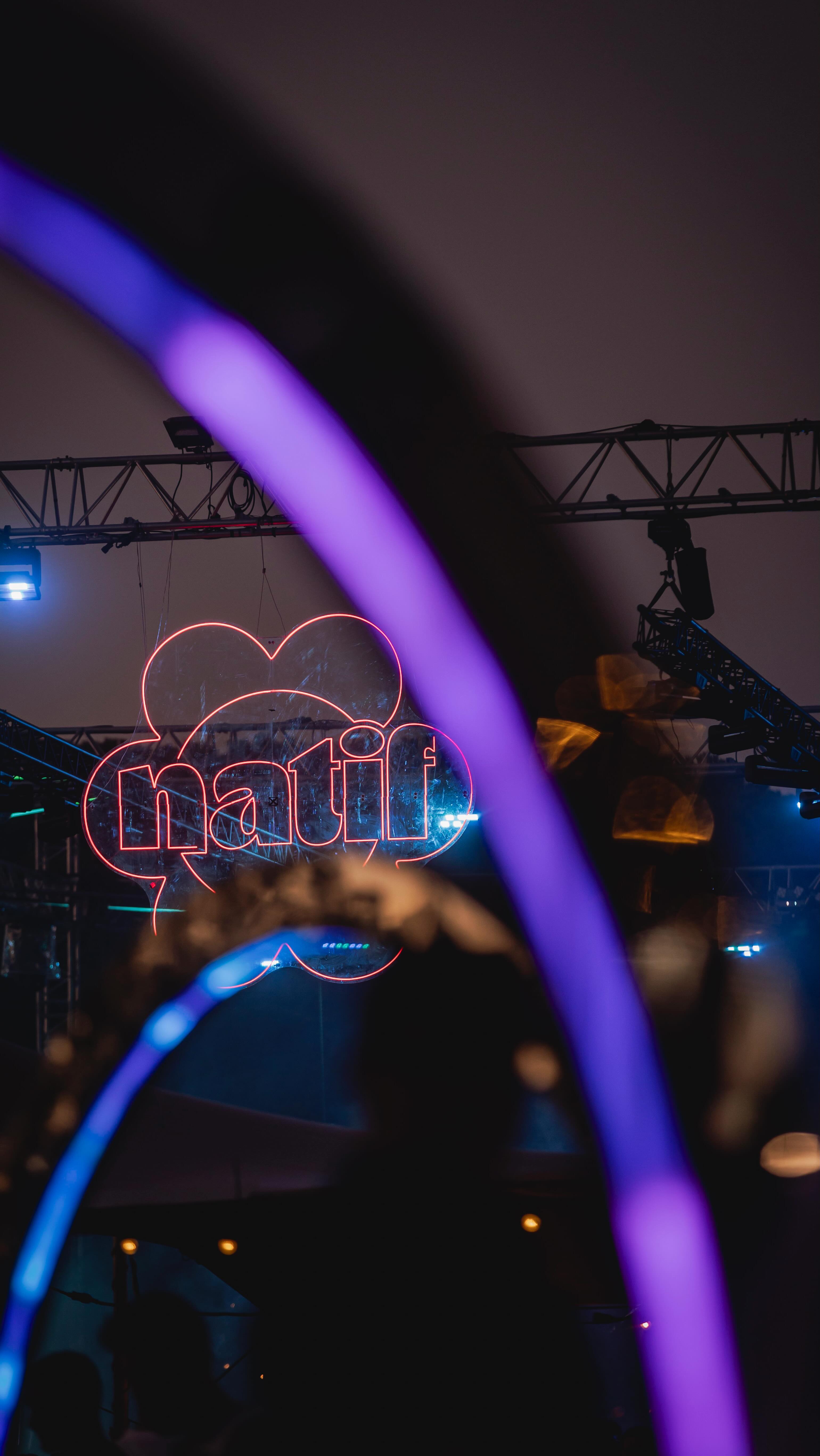 N a t i f F e s t i v a l … 📸🪩🎤🎊
•
Retour sur ce week-end au @natif_festival à @villedhyeres 🌴🎶 Deux jours de musique (un jour de mariage pour moi le samedi), une ambiance incroyaaaaaable, des artistes qui envoient du lourd et un public qui ne s’arrête jamais de danser 💃 !!

J’ai eu la chance de vivre le festival de l’intérieur et de pouvoir réaliser pleiiiiiiin d’images ✨ Un grand kiff !!! Merci @natiforiginal 🫶🏻
Un énorme merci aux organisateurs pour l’accueil et d’avoir validé l’accès à l’hippodrome de Hyeres avec le matos 🙏 
•
J’ai partagé tous ces moments avec une équipe parfaiiiiite (en vrai j’ai squatté 😝) @horae.images @seblions.videaste @amandine.zle @ancview C’était encore mieux de vivre ça avec vous. Je ne suis pas prête d’oublier ces moments … 🍌🇬🇷👕🎥🫶🏻✨🪩🍪🙌🏻 on s’y retrouve l’année prochaine !? 😎
•
Et comme bouquet final… la guest star du week-end : @mosimann aux platines 🔥😏😎 Un retour 10 ans en arrière, qui, pour une fois, est totalement positif et kiffant de fouuu 😜
Je vous laisse revivre un petit bout de cette folie !! 📷🎥
•
@natif_festival @natiforiginal @natifrecordscafe @johnrevox @montrouge.music @larebellestudio @houseofcajon @mrbeltandwezol 
•
•
#photographefestival #photographeconcert #festivalhyeres #natifestival #concertphoto #festivalmusic #photographesud #photographepaca #photographevar #festivalprovence #musicfestival #musicphotography #provencephotographer