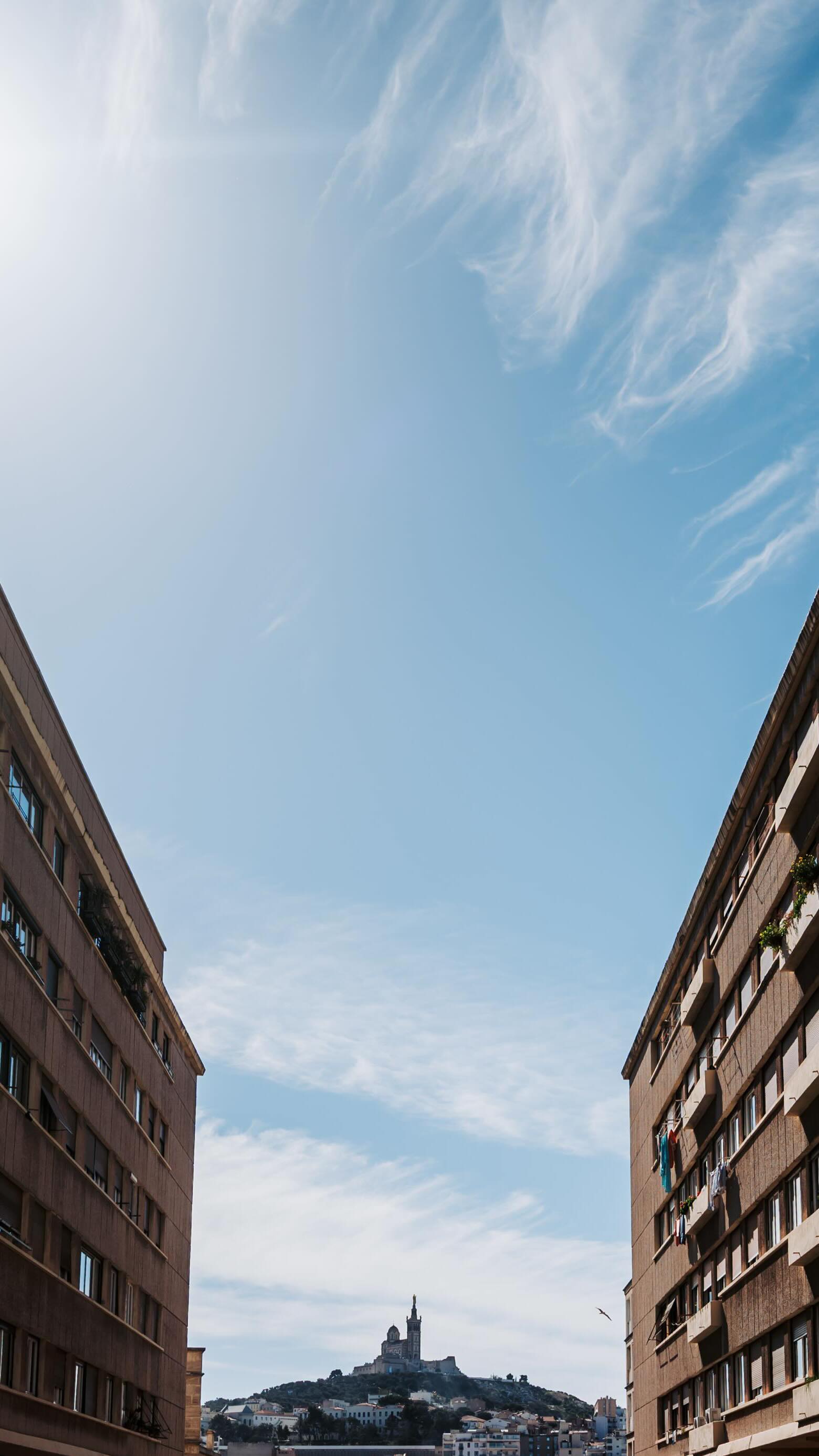 H o r s D u T e m p s … 🦖🍳🫒
•
Je rentre tout juste de la formation « Créativité, Lumière & Identité visuelle … » avec @caro_cuinet_glow … et honnêtement, j’ai encore un peu la tête là-bas 🥹 Pendant une semaine à Marseille, nous étions 7 photographes réunis pour réfléchir, expérimenter, créer, tester… Parce que c’est aussi comme ça qu’on apprend !! 
On est sortis shooter dans les rues Marseillaises, observer la lumière, recommencer, chercher autrement, regarder différemment. Caro nous a rappelé qu’il fallait oser essayer, sortir du pilote automatique et construire des images qui nous ressemblent vraiment. Ré apprendre à voir la lumière, à la comprendre et à jouer avec elle !!! ✨
•
Mais au-delà de la formation… il y a toooooout le reste : les appartements à Marseille (on a testés tous les canapés de l’immeuble 😆🫠) + les parties de Uno endiablées + les discussions tard le soir + les ateliers plus ou moins réussis 🏆 + les instants « ah ha » !! + quelques bières … + les idées partagées tous ensemble + les moments de doutes, et ceux où s’éclaire + les repas + les échanges d’expérience 🌈 …
•
On a aussi eu droit à de jolies surprises : une apparition en visio de @garderessylvain, et la visite « totalement inattendue » de @clairedefer 🤭😋 !!!! Merci 🤍
•
Et surtout… une équipe parfaite. Qu’est-ce qu’on a pu rire !!! 🙏🏻🤩 Ces formations sont évidemment là pour faire évoluer notre regard et notre photographie… mais elles sont aussi là pour créer des rencontres, des liens, des souvenirs !! Et c’est chose faite 🥹
•
Cette semaine-là m’a fait un bien fou 🫶🏻 Merci infiniment @caro_cuinet_glow !!!! Merci pour ton regard, ta bienveillance, ta folie, tes idées, et ces moments inoubliables. Merci à cette incroyable équipe !!! Je pense que certains ont besoin de quelques jours de repos avant de nous revoir mais j’espère qu’on créera l’occasion de tous se retrouver rapidement ✨🌸
•
La formation était nulle … 
La formation était super ♥️
•
📷✨
@corentin_azamoun @audreydby.photographe @elielle.fr @vanessa_sturmach_photographie @claudiacervantes.photographe @marinechevalphotographie 
•
•
#photographeprovence #marseillephoto #formationphoto #photographemariage #photographecouple