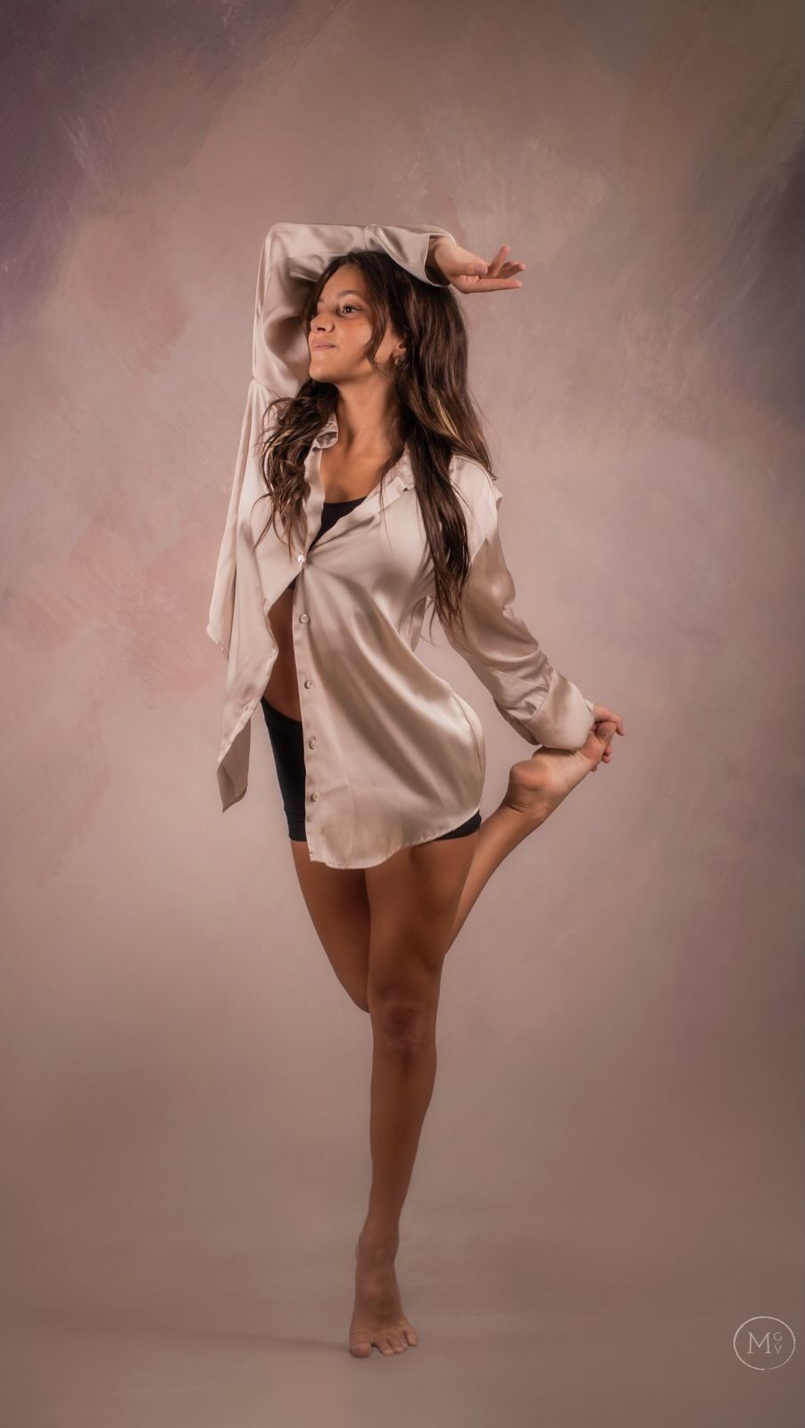 A t t i t u d e … 🍀✨🪩
•
Hier matin, direction le @studio_etincel pour une séance photo un peu spéciale 📸 !!
Pendant leur stage de danse de pré-rentrée, les danseuses ont eu droit à un shooting individuel : elles choisissent leur tenue, leur pose, en fonction de leurs envies 💃
📷 On échange, on cherche le bon angle, on peaufine les petits détails… et moi je me régale derrière l’objectif (pendant qu’elles testent parfois des positions de contorsionnistes 😅🩰).
•
Un grand merci à @celinerocchi pour la confiance 🙏 et bravo aux danseuses d’avoir joué le jeu avec autant d’énergie et de bonne humeur ✨
•
Bientôt la suite des photos… & ça promet 🤩
•
En couverture 📸 : @elsaachevalier 
Merci copinette @gv_studiophoto_danse pour ce fond photo que j’adooooore 🌸🦩🩰
•
•
#photographedanse #studiophoto #shootingdanse #stagedanse #photostagedanse #danseclassique #dansecontemporaine #photographevar #photographepaca #studioenticel #photosdanse #souplesse #artetmouvement #objectifdanse #inspirationdanse #shootingphotodanse