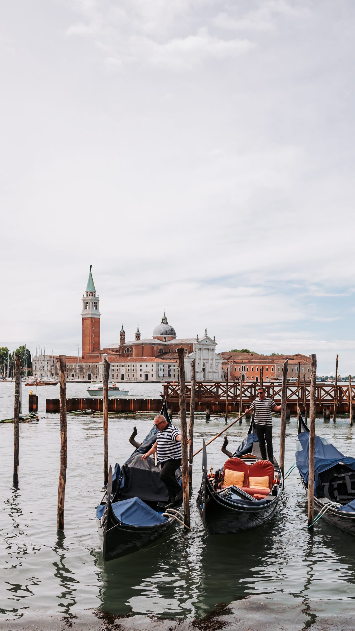 K i k i k i k i … 🇮🇹🫶🏻🍹
•
Dernier jour à Venise… déjà 🫠 Encore quelques kilomètres au compteur, de nouvelles ruelles découvertes au détour de tous ces ponts, des endroits qu’on n’avait pas encore vus et cette impression qu’il y a toujours quelque chose à explorer ici 📸🤌🏻
•
On a aussi pris notre mission très au sérieux : goûter tous les Spritz de l’île 🍹😅 Bon, je ne peux pas confirmer qu’on a réussi… mais on s’est donnés à fond 🫡🇮🇹
•
Il y a eu des fous rires, des discussions qui partent dans tous les sens, des souvenirs qui se créent encore & encore et des “kikikikiki” de l’improbable 🤣🫠 Comprendra qui pourra ^^
•
Bref, la fin d’un séjour qui nous aura fait un bien fou à tous 🫶🏻♥️
Maintenant il ne reste plus qu’à trier les photos… et ça, c’est une autre histoire 😅📸
•
Ps : la fin de la vidéo c’est cadeau … ne dites rien à l’hôtel … merci d’avance 🫣🤫
•
🤌🏻🇮🇹🫶🏻♥️✨🍹😄
•
@williamlambeletphotography @carolepiveteauphotographe @elielle.fr @corentin_azamoun 
📸 : @corentin_azamoun 
•
•
#venise #venice #weekendvenise #photovenise #photographefrance