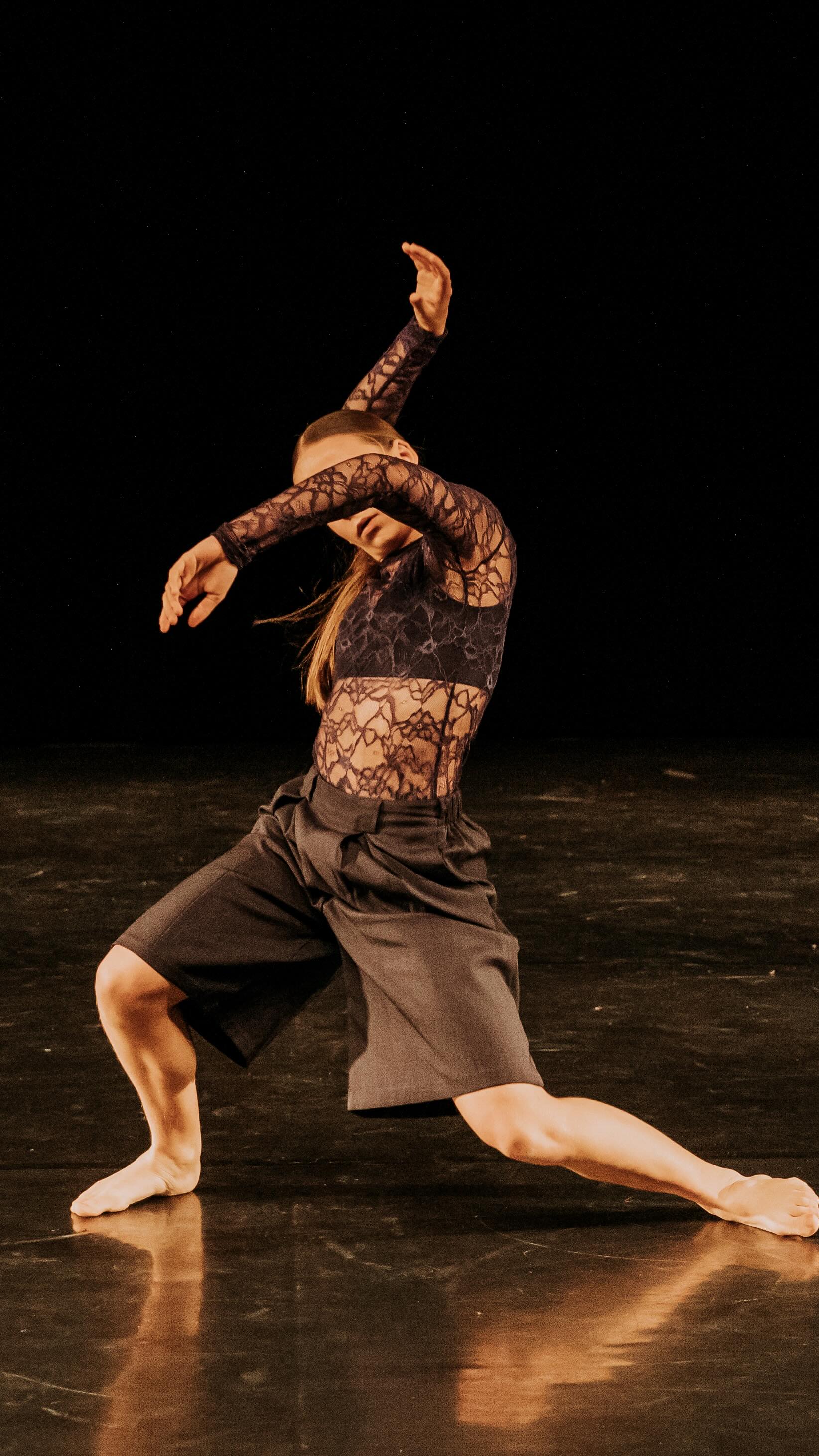 M e i l l e u r D a n s e u r D u S u d … 🪩🩰
•
✨ Retour sur notre journée du 15 février au concours MDS : Meilleur Danseur du Sud ! @mdsconcours avec @kimi_ervi 
•
Une journée intense passée au cœur de la danse, entourés de danseurs passionnés venus défendre leur solo devant un jury de professionnels. Du premier passage du matin jusqu’aux remises de prix, l’énergie sur scène était incroyable 🔥
•
📷 Les photos du concours sont disponibles à la vente en ligne sur le site de @gaellevincent_photographe 🔗 (lien dans sa bio. Code pour vous connecter : MDS2026) ⬅️
Si vous avez participé ou si vous connaissez un danseur présent ce jour-là, c’est le moment d’aller découvrir les images et de retrouver ces beaux souvenirs de scène ✨
• 
De notre côté, on était une équipe de 3 photographes mobilisée pour capturer chaque moment : les passages sur scène le matin mais aussi l’après midi + la retouche des images sur place + la vente et la mise en ligne des photos du concours !! Efficacité 😌😋 Best Team : @gaellevincent_photographe @studio_makaron_toulon_ @manongvia_photographe 🤍
•
Un vrai travail d’équipe pour permettre aux danseurs et aux familles de garder des souvenirs de leur performance.
•
L’après-midi, c’était cours de danse proposés sur place avec
👉🏻 @joshdenyer 
👉🏻 @tatianaseguin 
👉🏻 @laura.meistro 
👉🏻 @kimi_ervi 
👉🏻 @krissleyo 
•
Et bien sûr, un grand merci au jury :
✨ @isabellefilomeno 
✨ @krissleyo 
✨ @tatianaseguin 
•
Bravo à tous les danseurs pour leur travail, leur courage et les émotions offertes sur scène 🖤 Merci @kimi_ervi pour nous avoir fait confiance !! 🫶🏻
🍀 Un coucou à notre consœur & vidéaste du concours @lsrivieraphotography 📽️
•
•
Et pendant que vous découvrez ces images … 🚗 nous sommes déjà en route pour un nouveau concours de danse ! 📸 Petit clin d’œil au concours Tous En Corps qui nous attend aujourd’hui 👀 @concourstousencorps 👋🏻
•
À très vite pour de nouvelles images ! 📷🩰🪩🫶🏻
•
•
#photodanse #concoursdanse #dancerphoto #photoconcoursdedanse #photographedanse