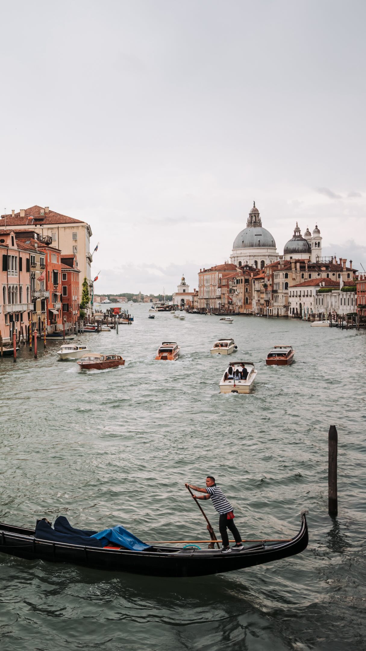 V e n i s e … 🇮🇹🍝
•
Objectif : visiter Venise !!!
Résultat : des ruelles magnifiques, des canaux partout, beaucoup de photos 📸 et surtout beaucoup de rireeeeees 😄
•
Après une nuit beaucoup trop courte, on a débarqué sur l’île avec une seule envie : profiter. Et … oulalaaaa … on a été servis ✨
•
C’est fou comme quelques jours entre amis peuvent faire du bien. Se retrouver, prendre le temps, créer de nouveaux souvenirs ensemble et remplir un peu plus l’album des anecdotes qu’on ressortira dans 10 ans 🤣
•
Bref, une première journée qui donne le ton du séjour 🤍
La suite arrive… 🇮🇹🍝
•
@corentin_azamoun @carolepiveteauphotographe @carolepiveteau_aqua @williamlambeletphotography @elielle.fr 
📸 : @corentin_azamoun 
•
•
#venise #visitevenise #venisephoto #venisia #photographefrance